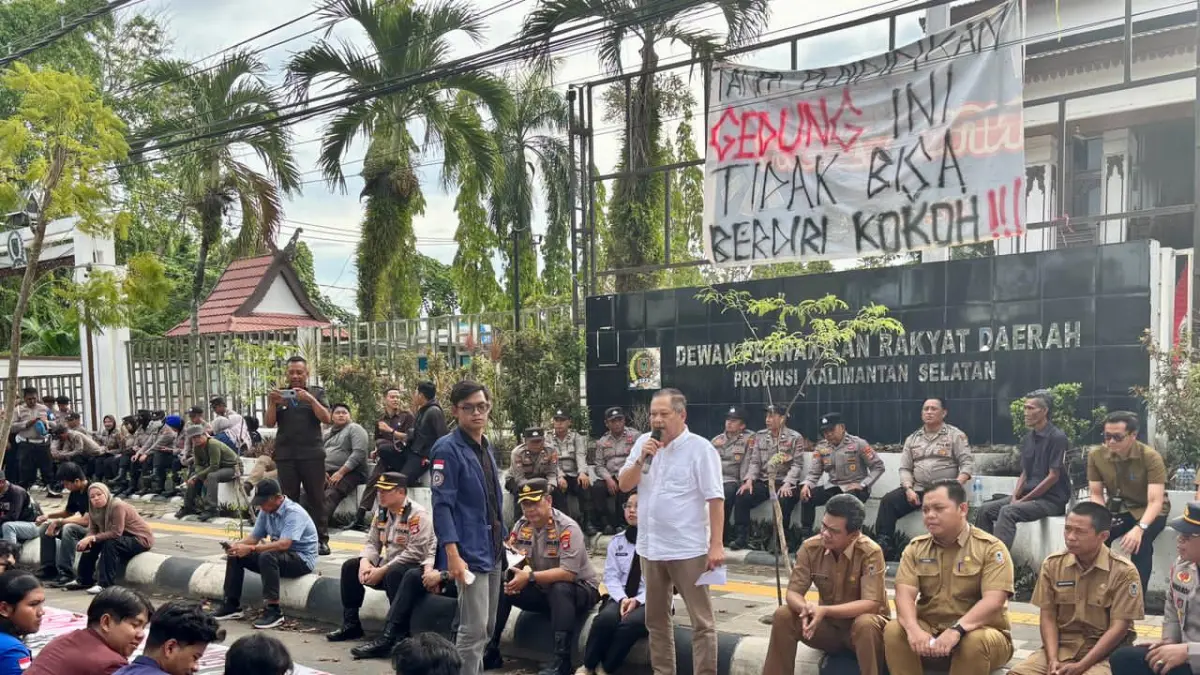 DIALOG: Wakil Ketua Komisi IV DPRD Kalsel, Gusti Iskandar Sukma Alamsyah menemui para pengunjuk rasa di depan DPRD Kalsel, Selasa (12/5/2026).(Foto: Zulvan Rahmatan/Radar Banjarmasin)