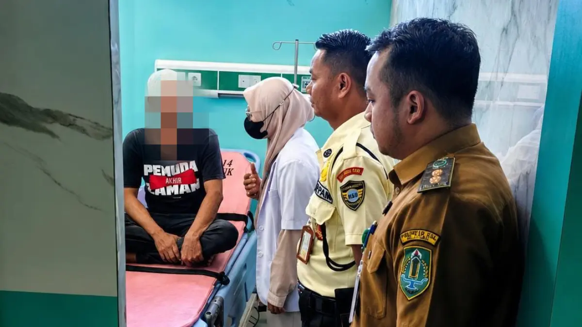 DIRUJUK: Lurah Antasari Daniel bersama petugas medis saat mencoba berkomunikasi dengan ODGJ yang sempat mengaku nabi sebelum dirujuk ke RSJ Sambang Lihum.