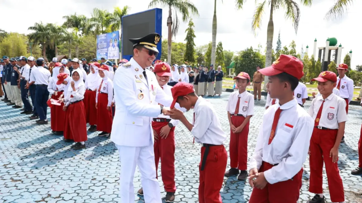 HARDIKNAS: Bupati Kabupaten Tanah Bumbu, Andi Rudi Latif menyapa pelajar usai memimpin upacara peringatan Hari Pendidikan Nasional dan Hari Otonomi Daerah 2026 di halaman Kantor Bupati Tanah Bumbu, Senin (4/5/2026).