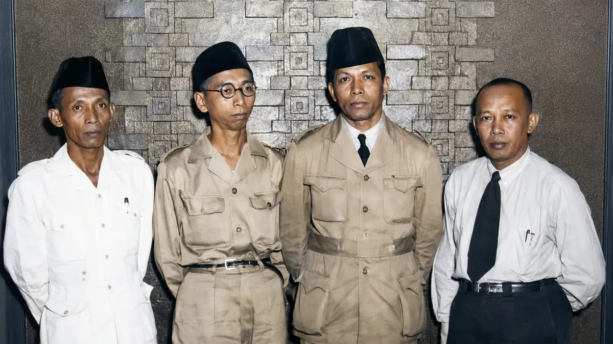 HM Hanafiah (dua dari kiri), Menteri Negara Agraria ke II Indonesia di masa Presiden RI Ir Soekarno dari HSU.