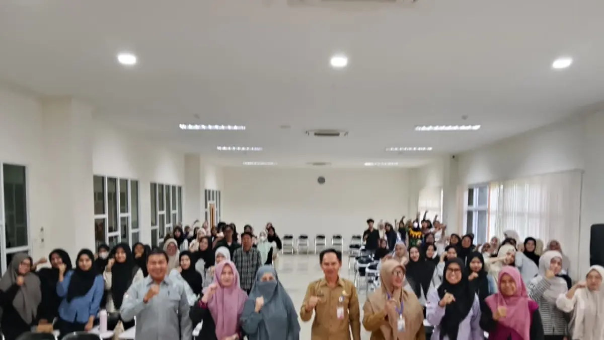 SINERGI: Kepala DPPKBPM Kota Banjarmasin, Ahmad Syauqi memberikan pemaparan pada kegiatan sinergitas Program Bangga Kencana bersama kalangan akademik di Aula Uniska MAB, kawasan Handil Bhakti, Selasa (12/5/2026) pagi.(Foto: Endang Syarifuddin/Radar Banjarmasin)