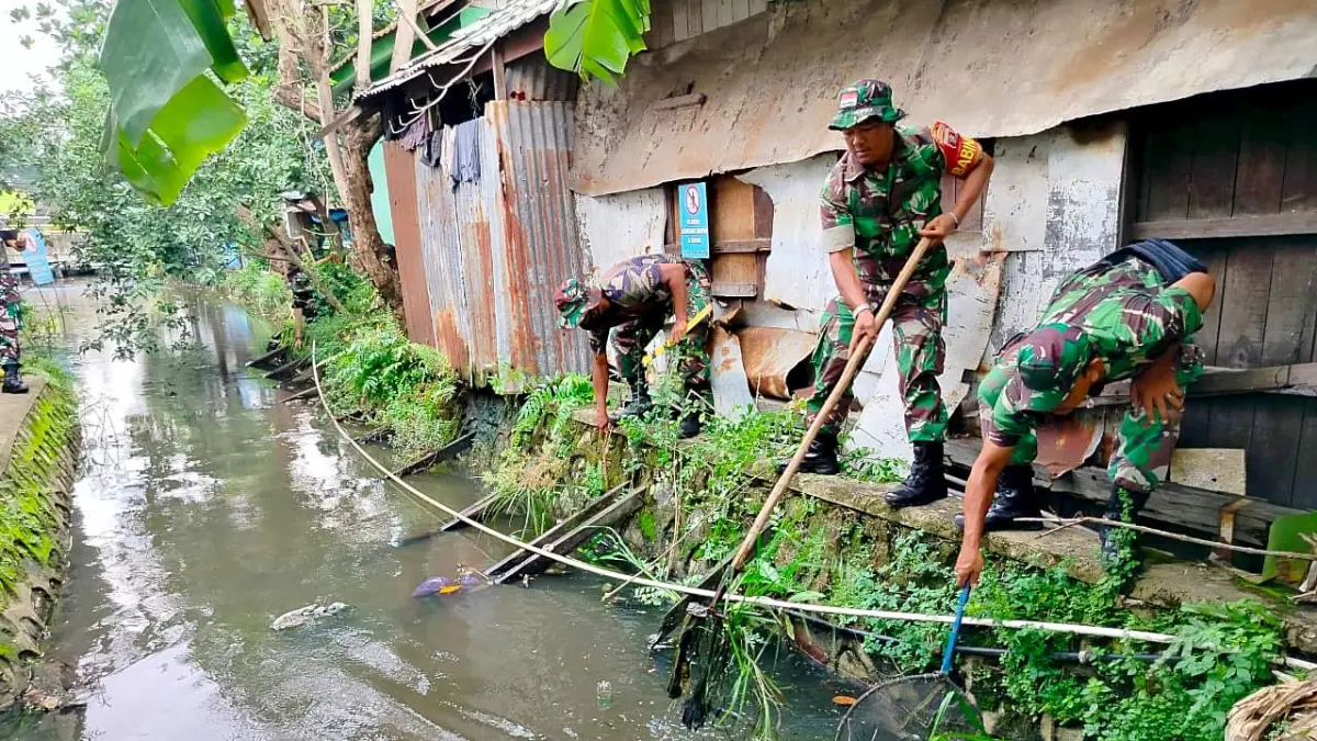 JAGA KEBERSIHAN: Masyarakat diimbau tetap tenang dan tidak panik menyikapi hantavirus. Warga juga diminta menjaga kebersihan lingkungan.(Foto: Maulana/Radar Banjarmasin)
