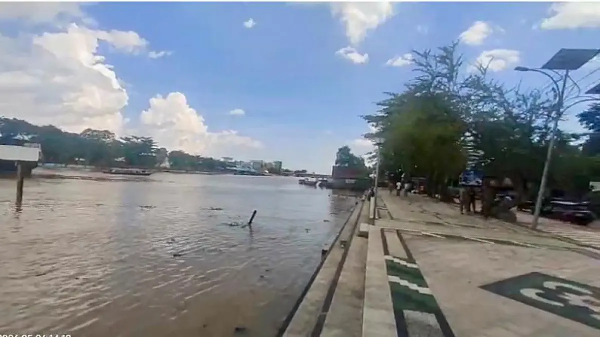 Kawasan eks resto apung di depan Balai Kota Banjarmasin mulai dikosongkan. Pemko menyiapkan penataan kawasan menjadi ruang publik dan wisata sungai baru di pusat kota. (Foto: Endang Syarifuddin/Radar Banjarmasin)