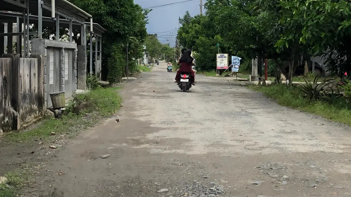 Kondisi jalan Perumahan Kampoeng Shafwah Asri (KSA) Landasan Ulin yang belum mendapatkan perhatian (Sheilla Farazela/ Radar Banjarmasin)