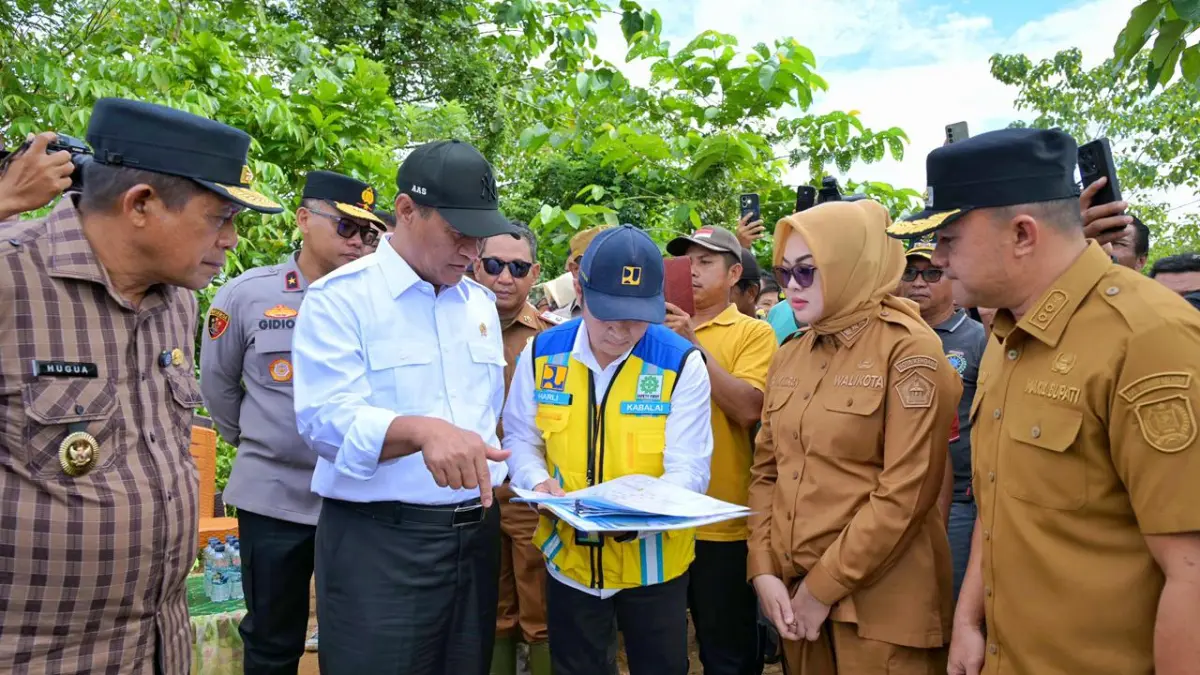 KOORDINASI:Mentan Andi Amran Sulaiman menyiapkan bantuan untuk korban banjir Sultra. 