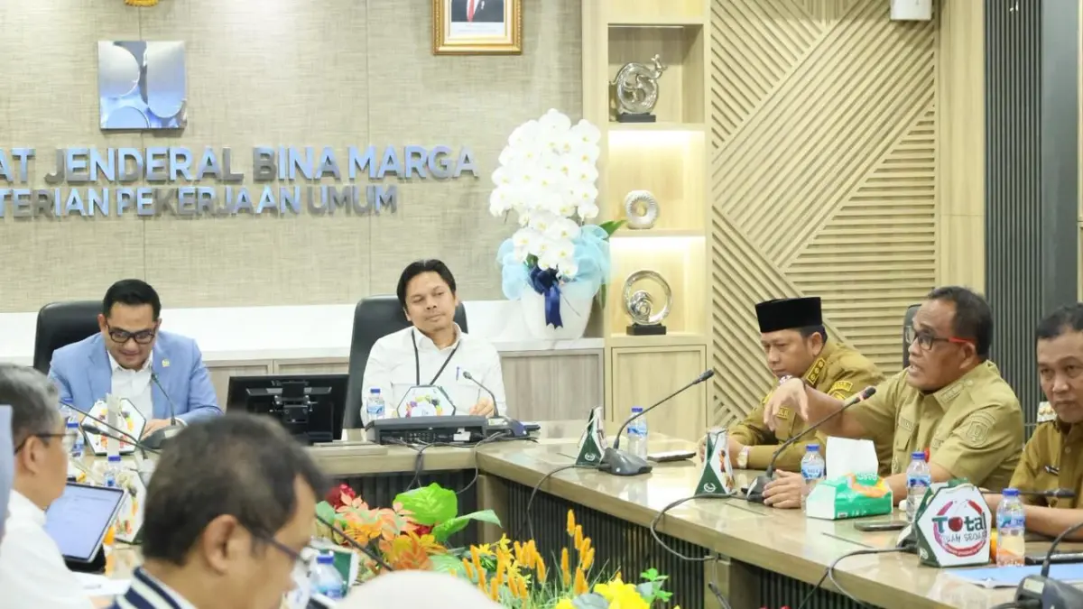 LOBI: Bupati HSU, H Sahrujani (dua dari kanan) berdialog dengan Dirjen Bina Marga Pusat, Roy Rizali Anwar dan anggota DPR RI, Rifiqynizami Karsayuda, di Jakarta, Senin (11/5/2026).(Foto: Pemkab HSU)