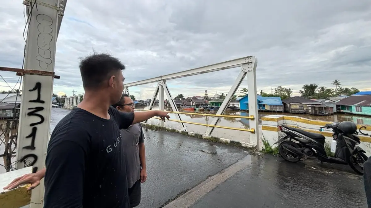 MASIH DIPANTAU: Warga menunjukkan titik di Sungai Pangeran, Banjarmasin Utara yang diduga menjadi lokasi kemunculan buaya. (Foto: Zulvan Rahmatan/Radar Banjarmasin)