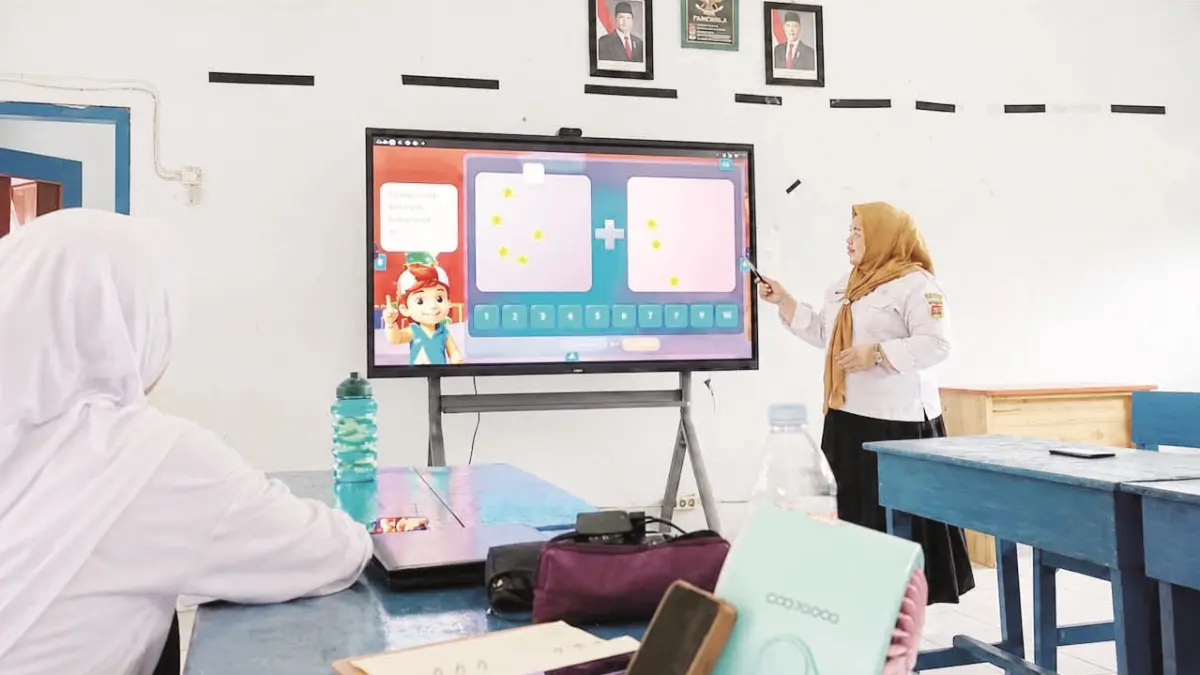 MENGAJAR: Guru SDN 2 Bangkal, Kecamatan Cempaka, Kota Banjarbaru, Renny Purwasari saat mengajar murid di kelas.&nbsp;
(Foto: FADLAN ZAKIRI/RADAR BANJARMASIN)