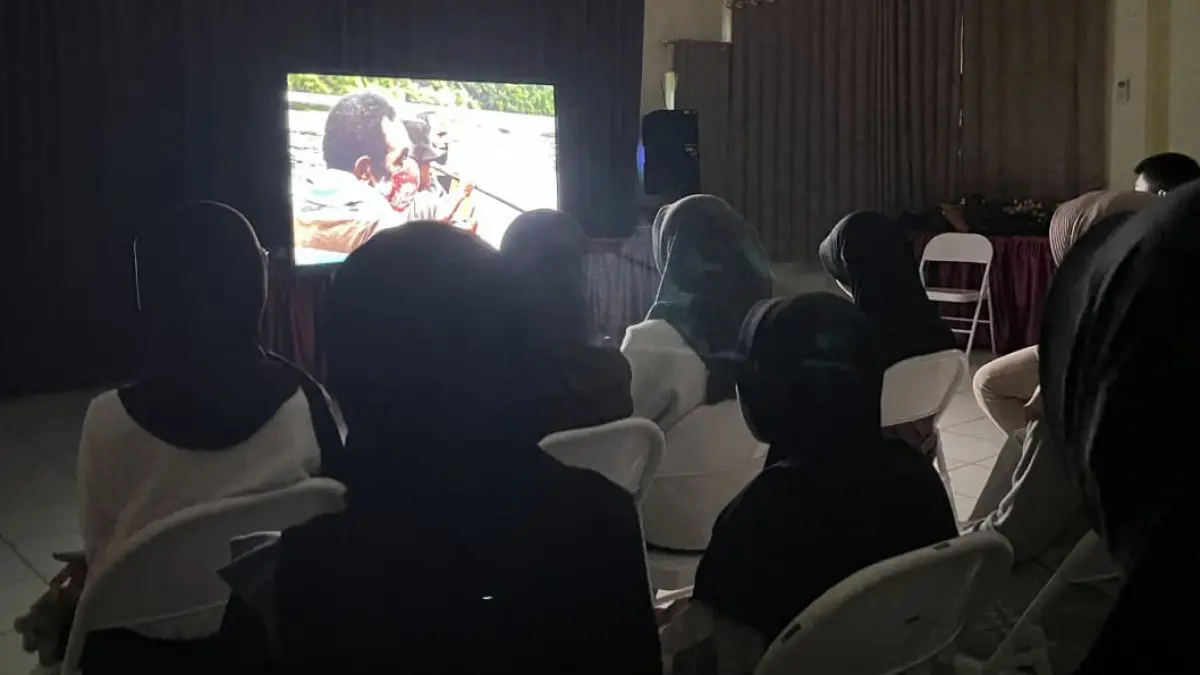 NOBAR: Aksi pelajar di HST nonton bareng film dokumenter Pesta Babi.