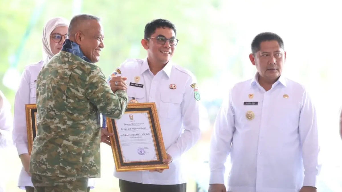 PENGHARGAAN: Bupati Kabupaten Tanah Bumbu, Andi Rudi Latif menerima penghargaan atas dukungan pembangunan Kodam di Kalimantan Selatan pada kegiatan groundbreaking Kodam Lambung Mangkurat di Banjarbaru, Rabu (6/5/2026).