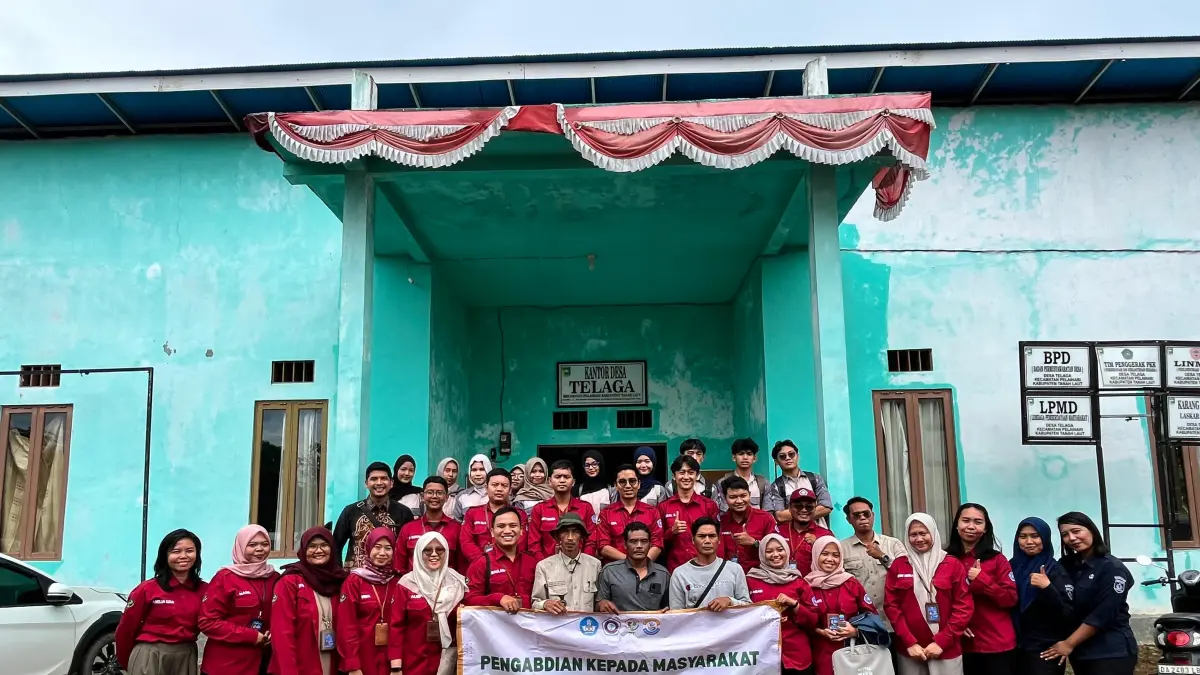 SMART AGRO:Dosen Prodi Teknologi Pakan Ternak Politala foto bersama dengan warga Desa Telaga, Kecamatan Pelaihari usai kegiatan pengabdian masyarakat. (Foto:Politala untuk Radar Banjarmasin)