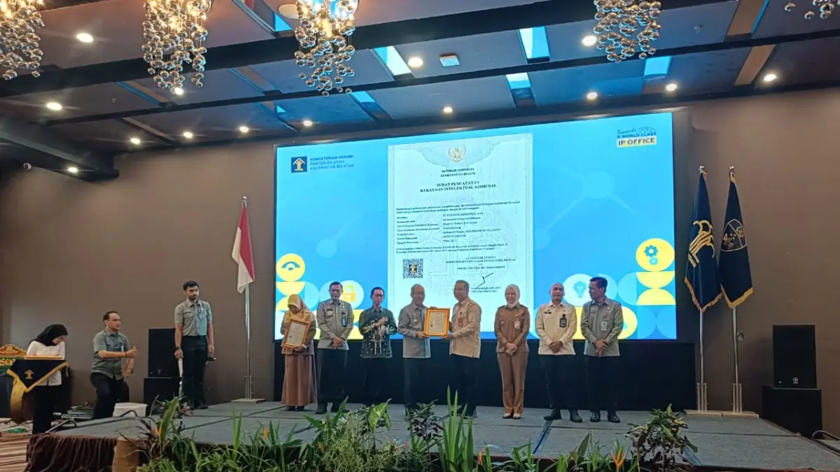 TEKEN MOU: Puluhan perguruan tinggi se-Kalsel resmi menjalin kerja sama perlindungan Kekayaan Intelektual (KI) dengan Kantor Wilayah Kementerian Hukum (Kanwil Kemenkum) Kalsel di Novotel Banjarbaru, Selasa (12/5/2026).(Foto:Sheilla Farazela/Radar Banjarmasin)
