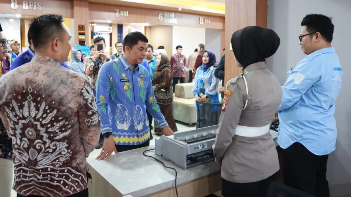 TINJAU LAYANAN: Bupati Tanah Bumbu Andi Rudi Latif meninjau aktivitas pelayanan di Mal Pelayanan Publik (MPP) Pasar Niaga Bersujud, Kecamatan Simpang Empat.