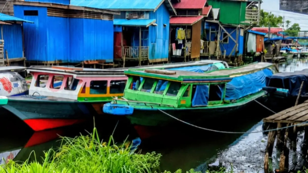 Bus air tujuan Danau Panggang-Paminggir di Kabupaten Hulu Sungai Utara, tak beroperasi karena pasukan bio solar dan pertalite sulit dan langka. Meskipun ada harga mahal. (Foto: Nelayan Paminggir)&nbsp;