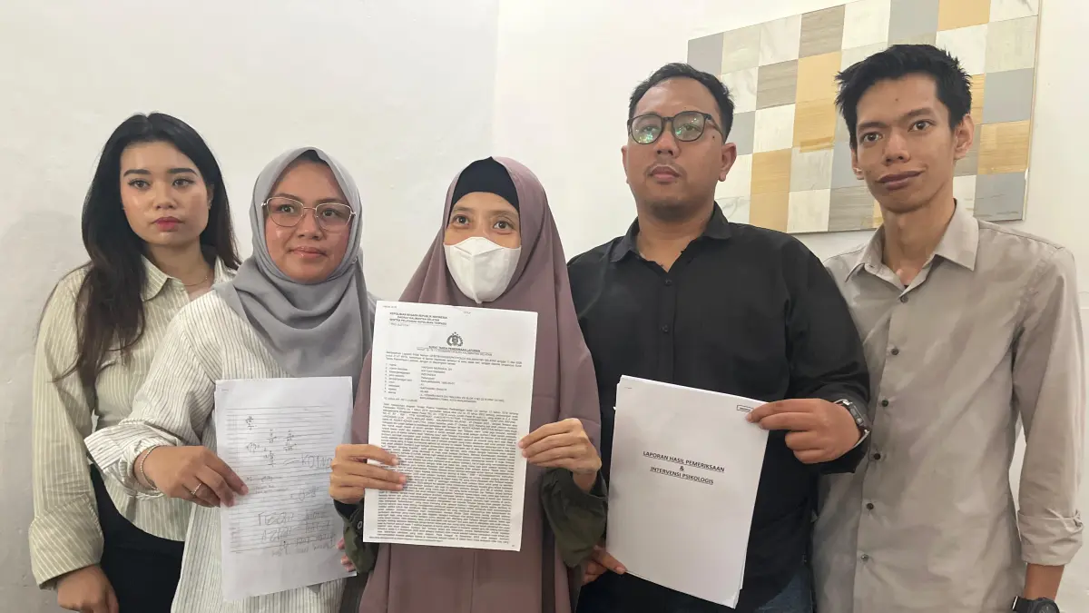 Didampingi kuasa hukumnya, istri Salehuddin menunjukkan laporan polisi. (Muhammad Oscar Fraby/RADAR BANJARMASIN)