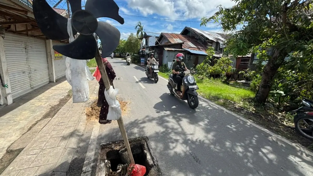 DUKUNG DIREHABILITASI: Kondisi penutup drainase yang hilang dan rusak di kawasan Kuin Selatan menjadi sorotan Komisi III DPRD Kota Banjarmasin.(Foto: Zulvan Rahmatan/Radar Banjarmasin)