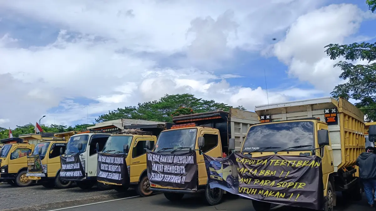 Gabungan sopir truk dari berbagai daerah demo di halaman kantor Gubernur Kalimantan Selatan, Rabu (13/5) (Sheilla Farazela/Radar Banjarmasin)