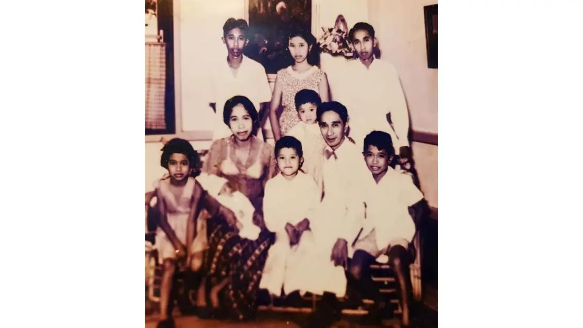 H Syarkawi bersama isteri dan delapan anaknya. (Koleksi Pangeran H. Sjachsam Sarkawi)
