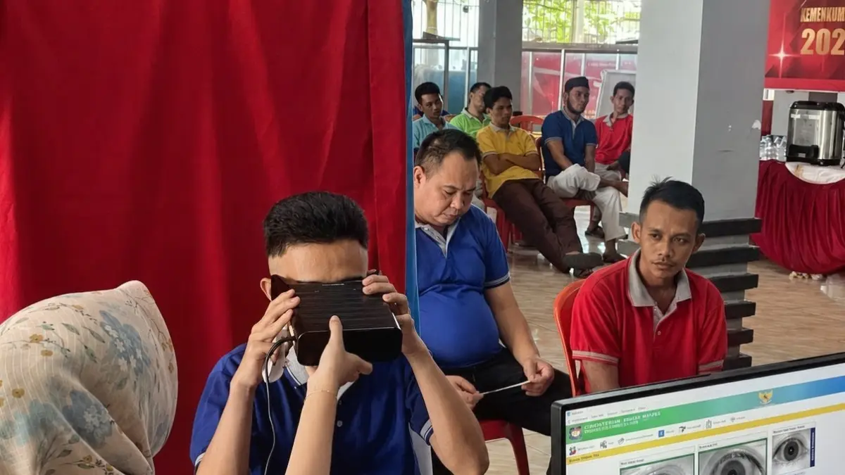 Ilustrasi perekaman data KTP-el Warga Binaan Lembaga Pemasyarakatan (Lapas) Narkotika Kelas II A Karang Intan, Kabupaten Banjar oleh petugas Disdukcapil Kalsel berapa waktu lalu. (FADLAN ZAKIRI/RADAR BANJARMASIN)