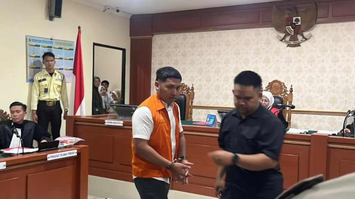 KONSULTASI: Muhammad Seili, terdakwa kasus pembunuhan mahasiswi ULM, Zahra Adilla divonis 12 tahun penjara oleh majelis hakim PN Banjarmasin, Selasa (12/5). (Foto: Muhammad Oscar Fraby/Radar Banjarmasin)
