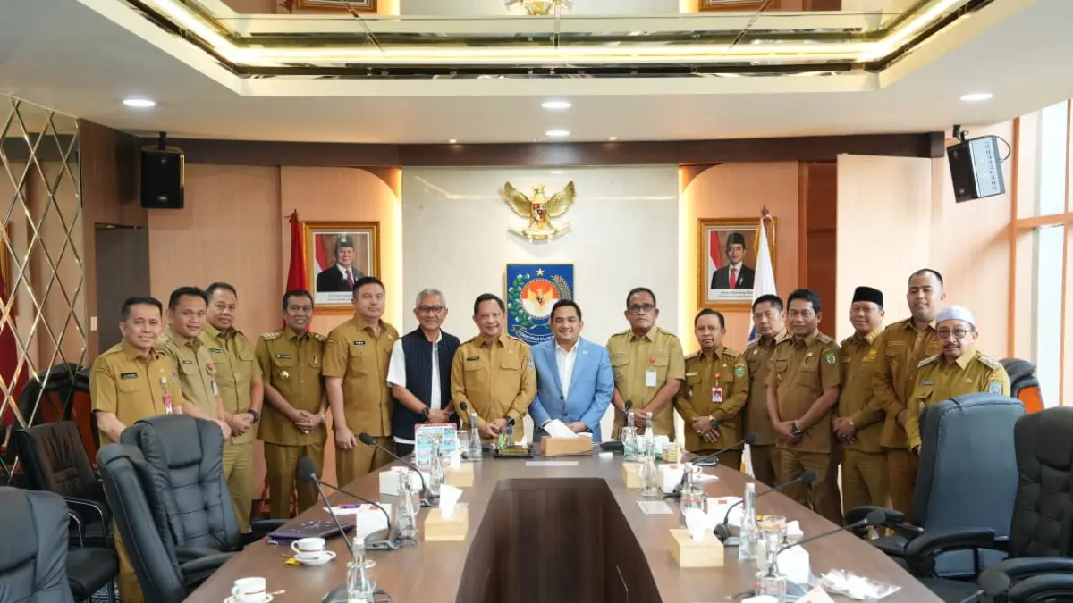 KUNJUNGAN: Bupati Kabupaten HST, Samsul Rizal bersama Kepala Daerah lainnya saat berkunjung ke Kemendagri, Jakarta, Senin (11/5/2026).