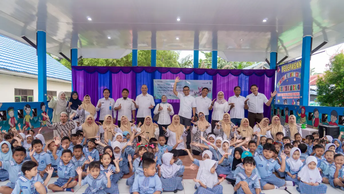 LAHAP: Seorang anak TK Negeri Pembina Paringin menikmati suapan makanan dari Presiden Direktur PT Adaro Indonesia, Priyadi.