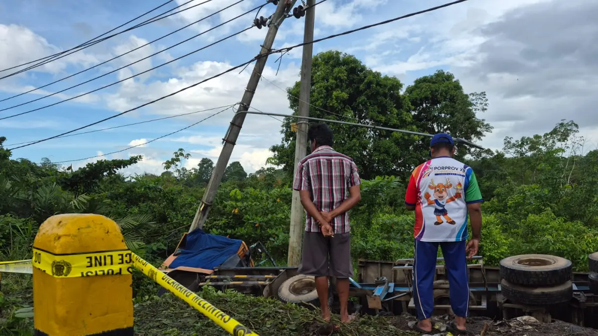 MAUT: Truk kontainer yang terlibat kecelakaan maut dengan pasutri asal Desa Sungai Jelai masih berada di lokasi. (Foto : Norsalim Yahya/Radar Banjarmasin)