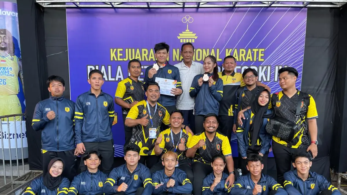 MEDALI: Karateka Kalimantan Selatan, Dela Lutfiah dan M Hasanuddin, berpose dengan membawa medali perunggu yang mereka raih di Kejurnas Bandung. ( FORKI Kalsel)