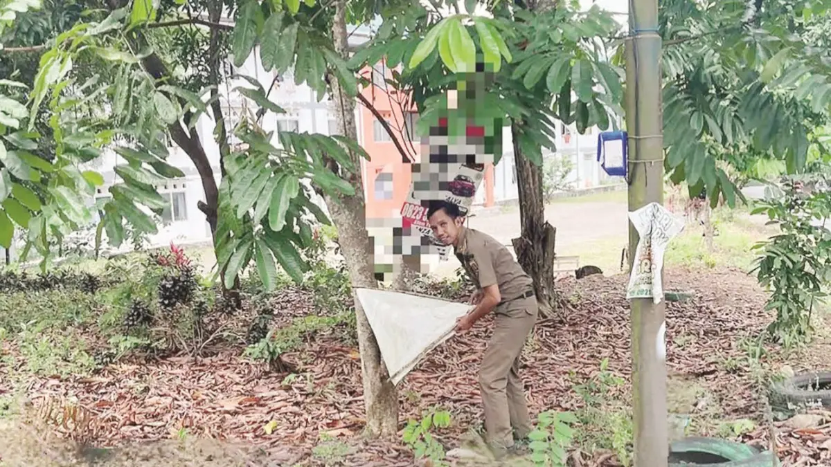 MENERTIBKAN: Satpol PP Banjarbaru saat menertibkan sejumlah reklame di lokasi yang tidak diizinkan.&nbsp;
(Foto: Satpol PP Banjarbaru untuk Radar Banjarmasin).