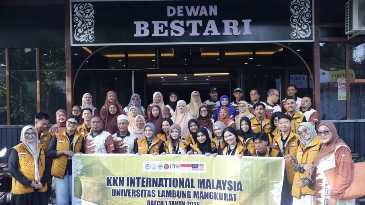 MISI PEMBELAJARAN: Para dosen ULM berfoto bersama tim UTM Malaysia dan para warga lokal FELDA Gugusan Adela, Kota Tinggi, Malaysia.(Foto: ULM)