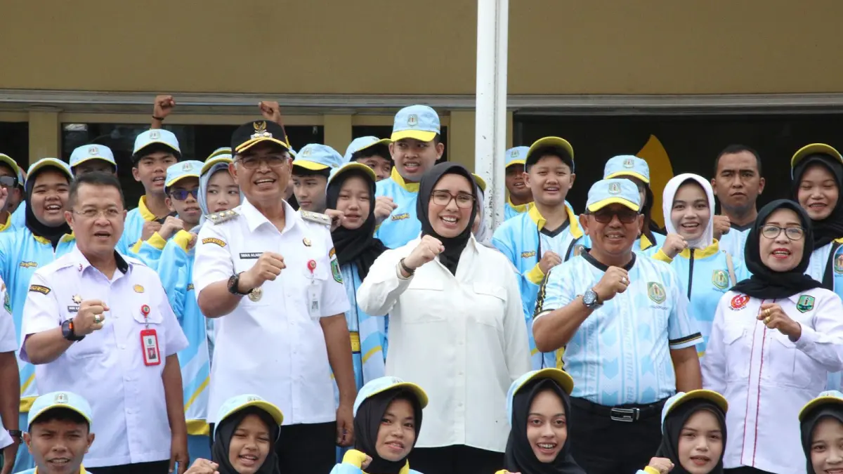 MOMEN: Wakil Bupati HSU, Hero Setiawan mewakili Bupati HSU, H Sahrujani melepas kontingen POPDA HSU tahun 2026 di halaman Pemkab HSU, Rabu (13/5/2026).(Foto: Pemkab HSU)