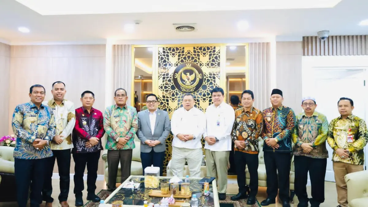 MOMEN:Bupati HSU, H Sahrujani (empat dari kiri) saat foto bersama dengan Ketua Komisi II DPR RI Rifqinizamy Karsayuda dan Anggota BPK RI dan tujuh kepala daerah di Kalsel.(Foto: Pemkab HSU)