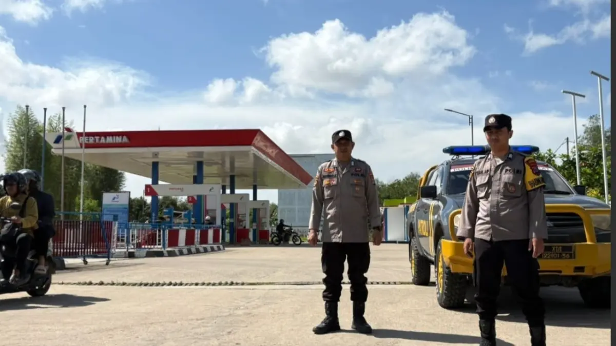 PATROLI : Anggota Polres Tabalong saat patrol dengan mengunjungi SPBU di Tabalong.

(Foto : Polres Tabalong untuk Radar Banjarmasin)
