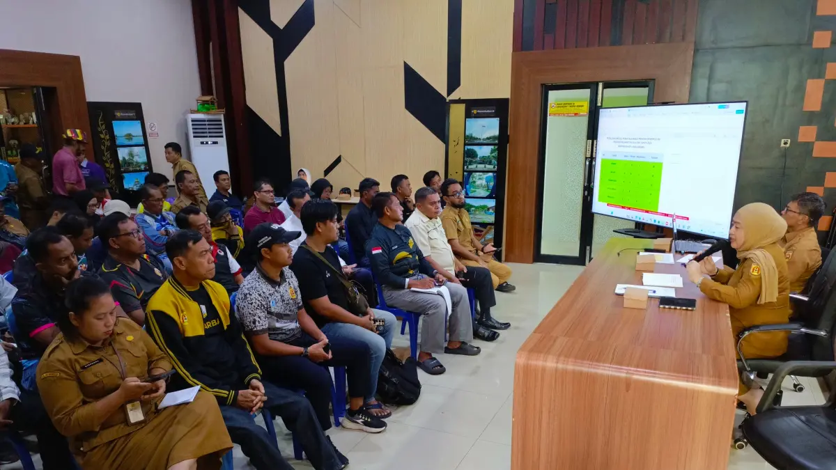 PEMBAHASAN: Rapat Internal pihak Disporabudpar Banjarbaru saat agenda pembahasan bonus atlet dan pelatih peraih medali Porprov 2025.(Disporabudpar untuk Radar Banjarmasin)