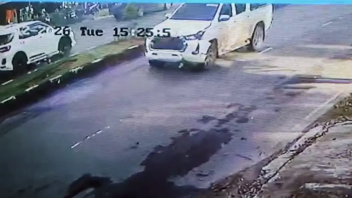 REKAMAN CCTV: Sebuah mobil yang diduga terlibat kecelakaan maut di Jalan Dharma Praja, Batulicin, terekam kamera pengawas. Polisi masih melakukan penyelidikan. (Foto: Lantas Tanah Bumbu)