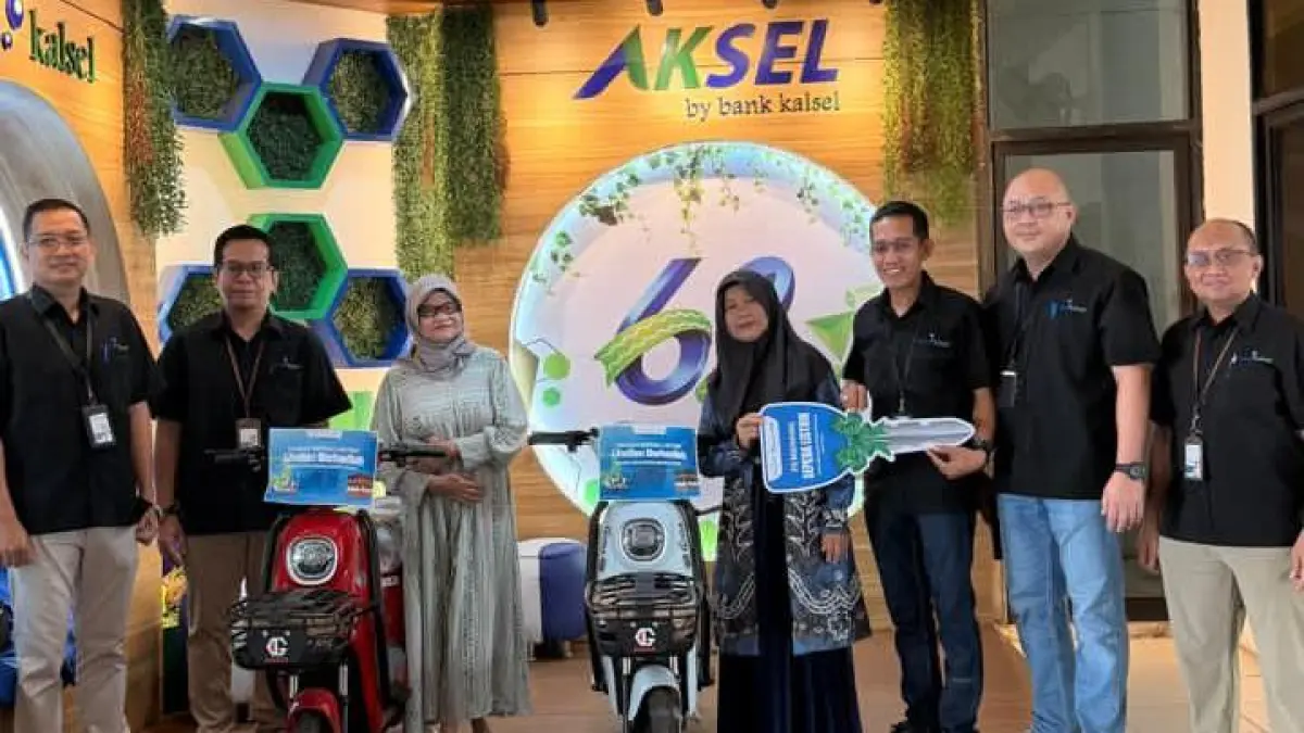 SEPEDA LISTRIK: Penyerahan hadiah undian kredit multiguna Bank Kalsel.(Foto: Bank Kalsel)