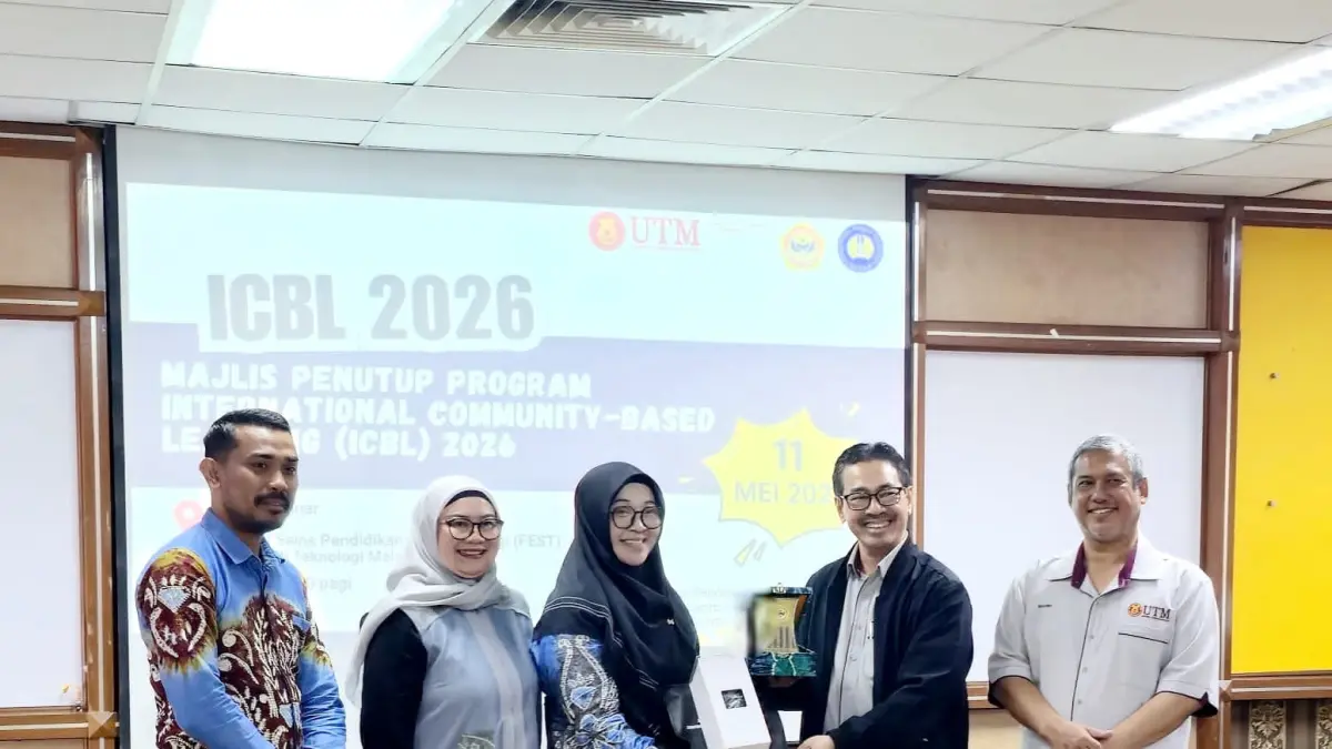 SOLID: Tim Dosen ULM saling bertukar cenderamata dengan tim Dosen UTM Malaysia.