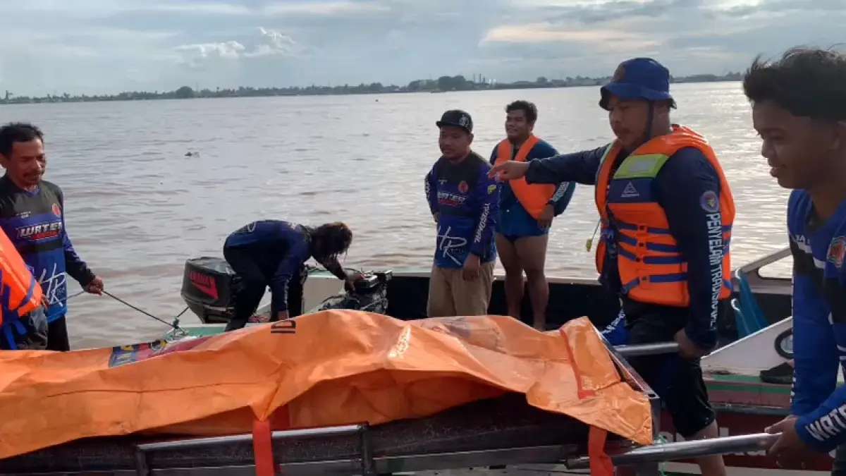 Tim Selam Tradisional Water Rescue Banjarmasin saat melakukan simulasi pencarian dan evakuasi korban tenggelam di Sungai Barito. (Maulana/Radar Banjarmasin)
