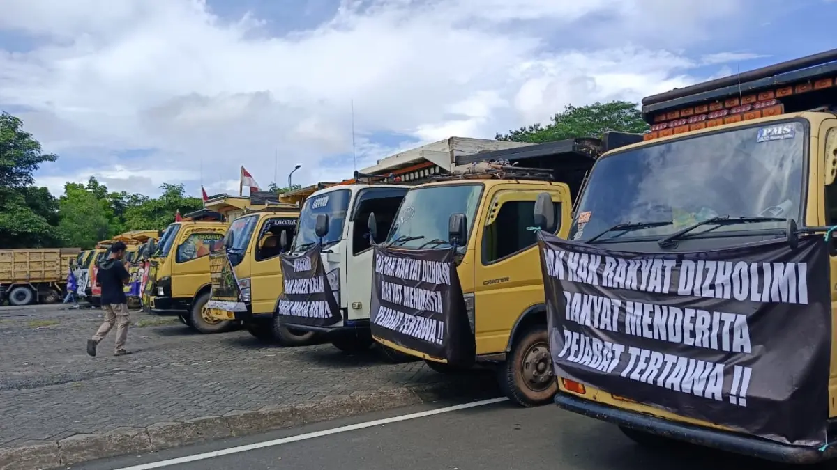 BBM LANGKA: Gabungan sopir truk berdemo di halaman Kantor Gubernur Kalimantan Selatan di Banjarbaru, Rabu (13/5) | Foto: Sheilla Farazela/Radar Banjarmasin