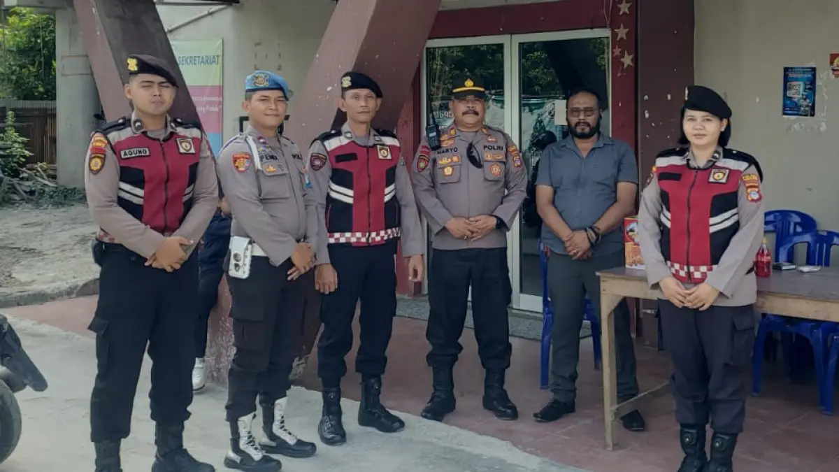 BERJAGA : Anggota Polres Tabalong saat melakukan pengamanan di gereja.
