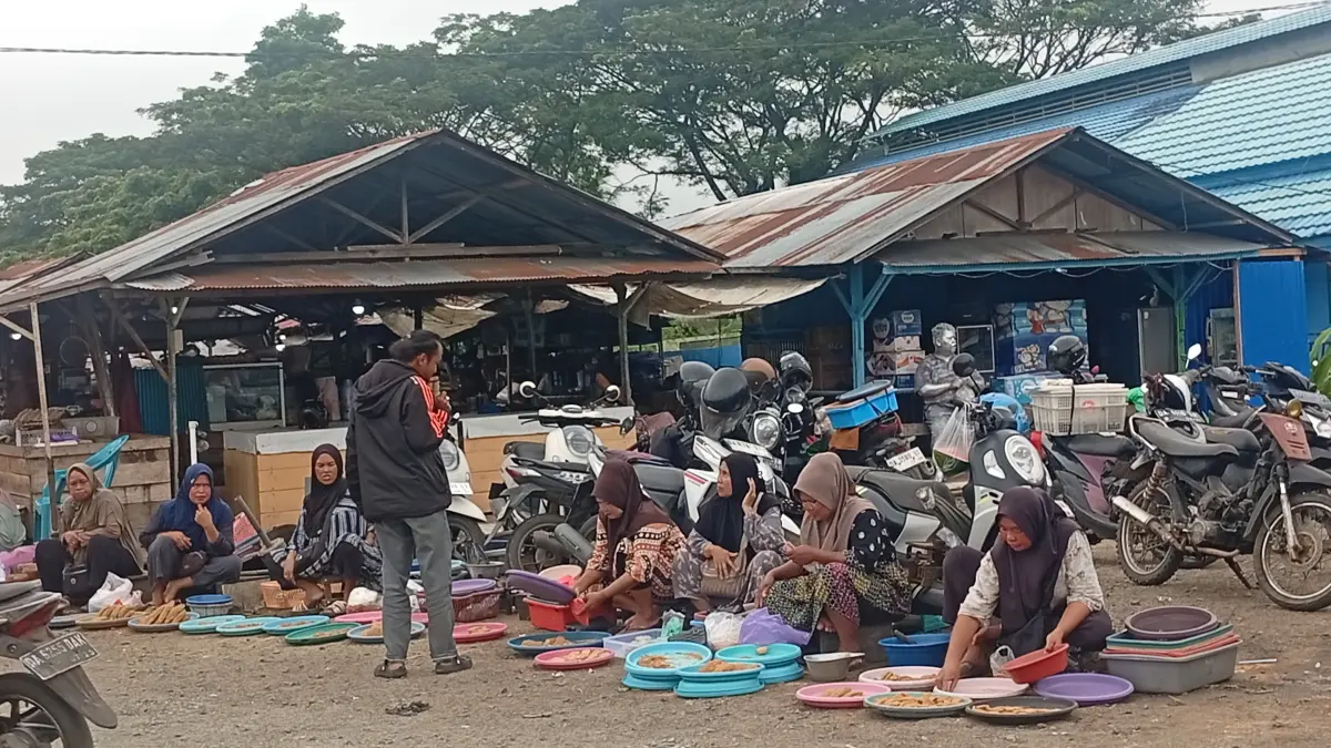 BERSIKERAS: Ibu-ibu pedagang ikan samu yang tetap bersikeras tetap berjualan di area tanpa izin meski sudah di minta pindah ke lokasi yang disediakan. (Foto: M.Padil Ihsan/Radar Banjarmasin)&nbsp;