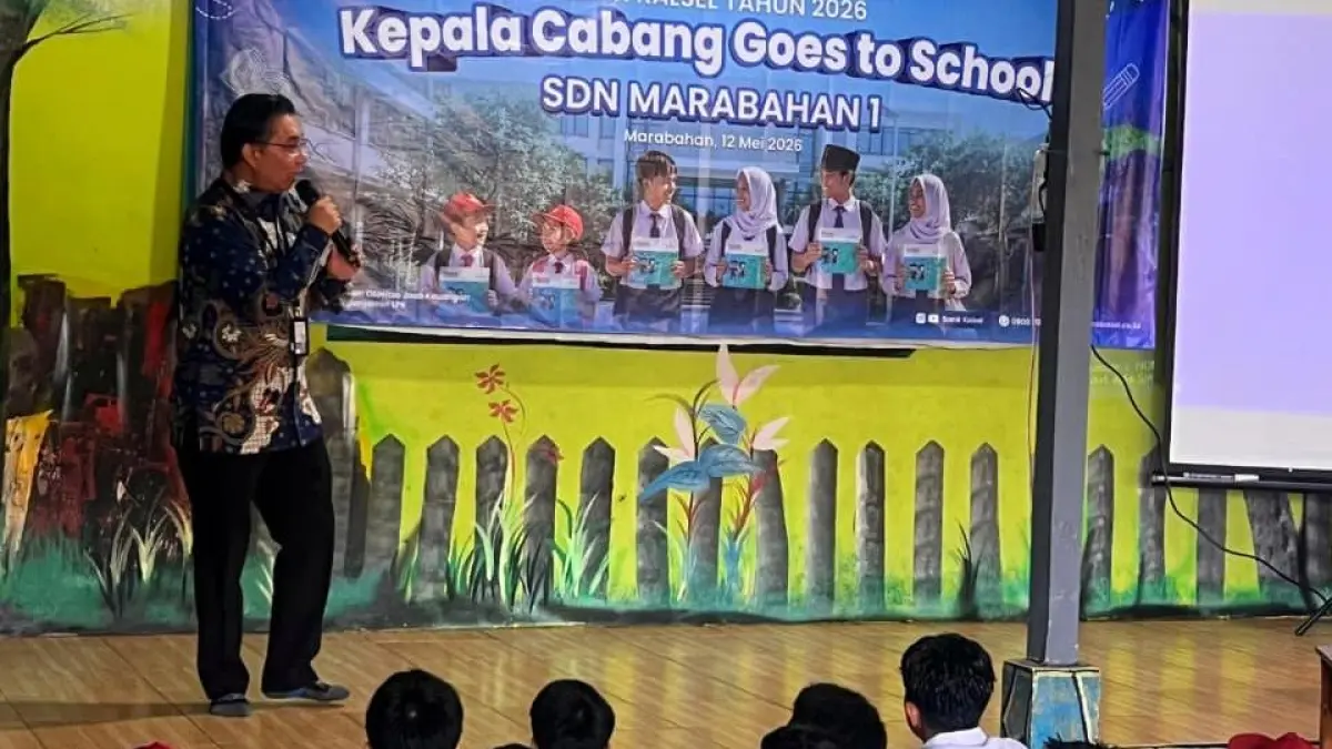 EDUKASI: Kepala Cabang Bank Kalsel Marabahan, Rudy Fahrurazi memberikan materi di acara "Kepala Cabang Goes To School" di SDN Marabahan 1, Selasa (12/5/2026).(Foto: Bank Kalsel)