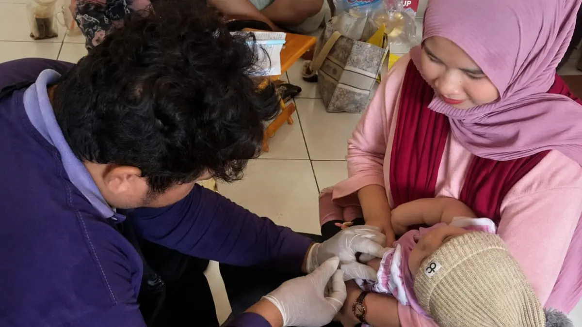 ILUSTRASI: Ibu dan bayi saat pemeriksaan kesehatan.