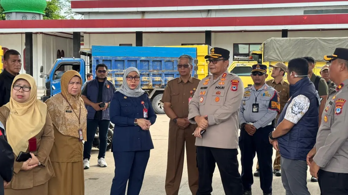 INSPEKSI: Wali Kota Banjarbaru, Erna Lisa Halaby melakukan inspeksi ke sejumlah Stasiun Pengisian Bahan Bakar Umum (SPBU), Selasa (12/5) siang.&nbsp;
(MC BANJARBARU)&nbsp;