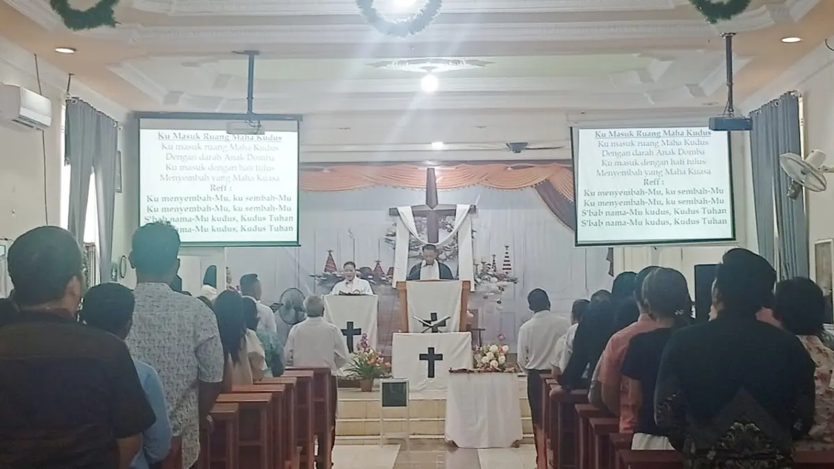 Jemaat GKE Immanuel Kandangan terlarut dalam suasana damai perayaan Kenaikan Yesus Kristus. (M.Padil Ihsan/Radar Banjarmasin)&nbsp;