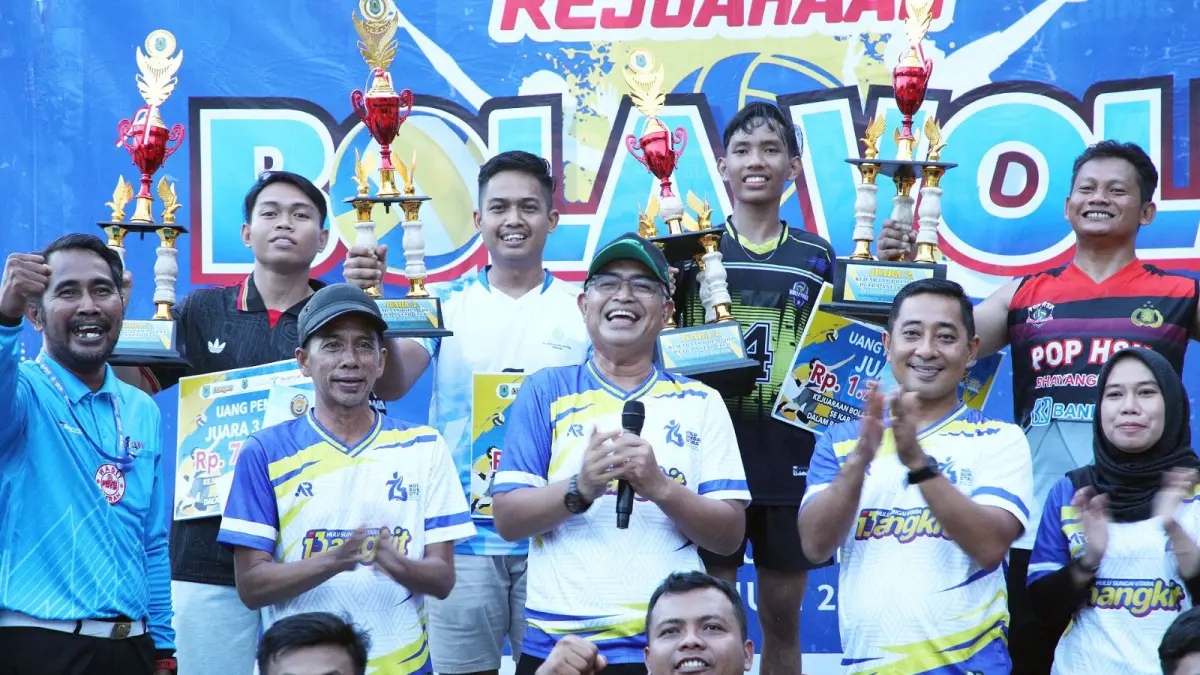KAMPIUN: Wabup HSU, Hero Setiawan (tengah) foto bersama usai serahkan tropi juara Voli HUT HSU ke-74 kepada tim voli Kota Raden juara di Lapangan Bola Voli Karias, Rabu (13/5/2026).(Foto:Pemkab HSU)