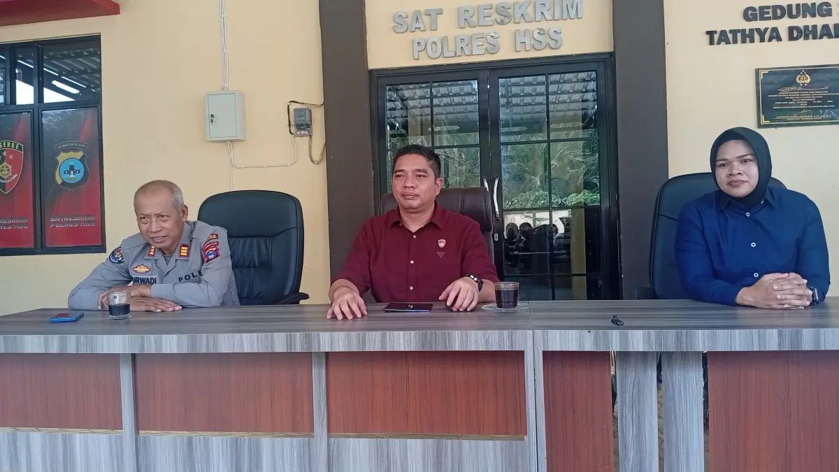 KONFERENSI PERS: Kasat Reskrim Iptu May Felly Manurung, didampingi Kasi Humas AKP Purwadi dan KBO Satreskrim Ipda Muslinawati saat memberikan keterangan kasus pungli empat kepala desa pada Rabu (13/5/2026). (Foto: M. Padil Ihsan/Radar Banjarmasin) 

