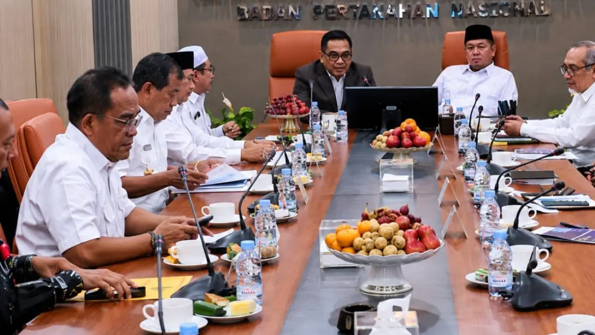 MOMEN: Bupati HSU H Sahrujani saat bertemu Menteri ATR/BPN RI Nusron Wahid di Jakarta. 