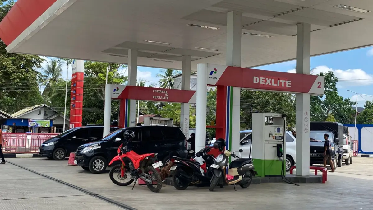 MONITORING: Polisi dan dinas Perdagangan HST monitoring SPBU Gambah. (Foto: Jamaluddin/Radar Banjarmasin)