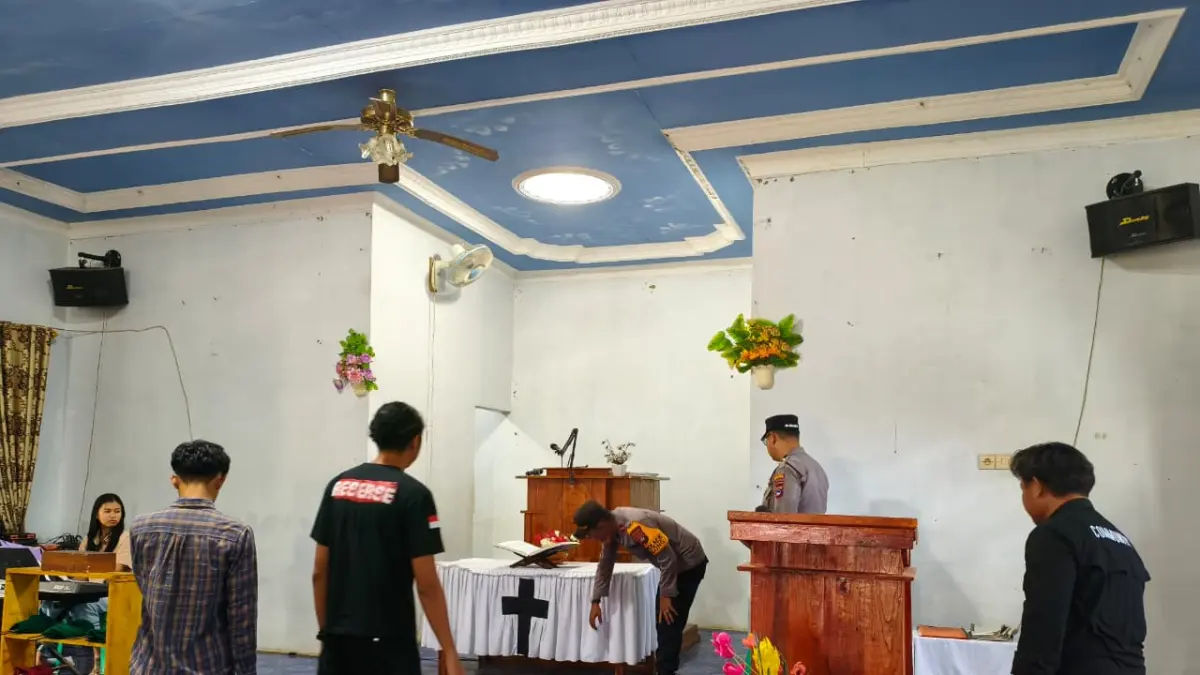 STERILISASI: Personel kepolisian saat melakukan sterilisasi dan pemeriksaan sudut ruangan di salah satu gereja di Kecamatan Halong guna memastikan keamanan lokasi sebelum prosesi ibadah Kenaikan Yesus Kristus dimulai. (Fajar untuk Radar Banjarmasin)